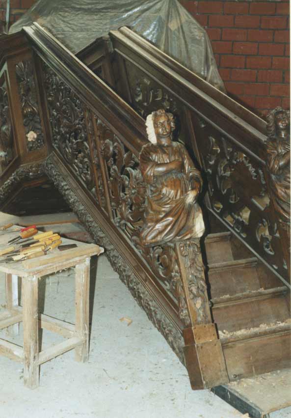 Het beeldhouwwerk aan de kuip en de beelden aan het begin van de trap werden gerestaureerd.